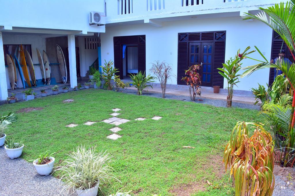 Cheeky Monkey Surf Camp Hotel Weligama Luaran gambar